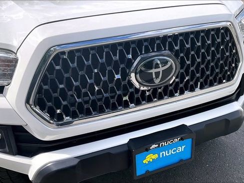 Used 2018 Toyota Tacoma TRD Off-Road w/ Technology Package image 31
