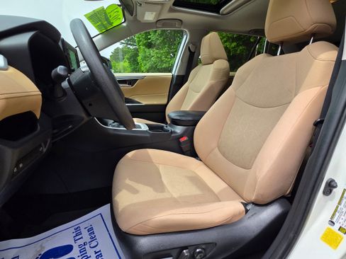 Used 2021 Toyota RAV4 XLE w/ Convenience Package FWD image 17