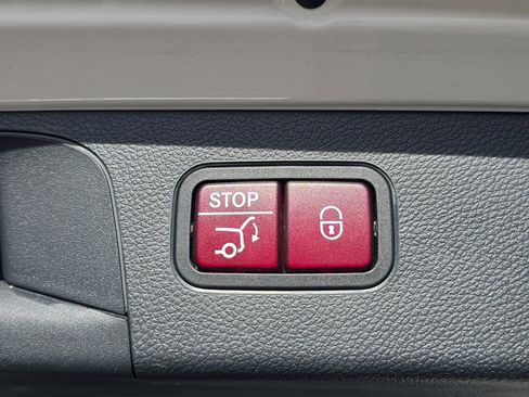 Used 2022 Mercedes-Benz GLC 300 4MATIC w/ Multimedia Package Lite image 13