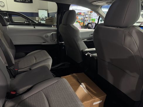 Used 2026 Toyota Sienna LE FWD image 27