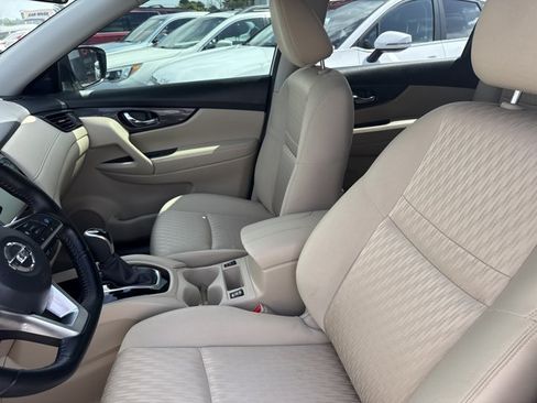 Certified 2020 Nissan Rogue SV w/ Premium Package FWD image 5