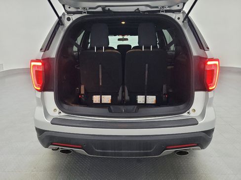 Used 2018 Ford Explorer XLT image 29