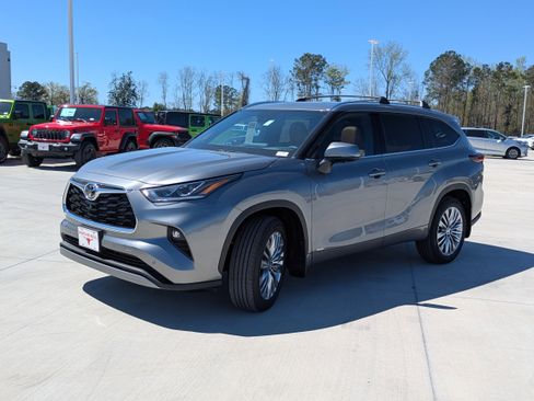 New 2026 Toyota Highlander Platinum image 3