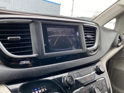 Used 2020 Chrysler Voyager Lxi image 12