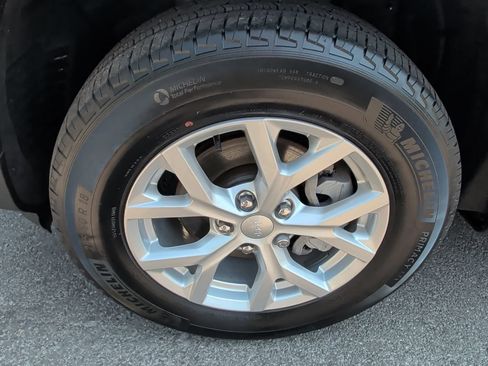 Used 2023 Jeep Grand Cherokee Limited AWD/4WD image 9