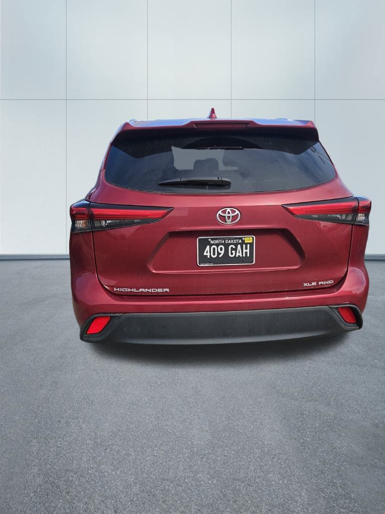 Used 2020 Toyota Highlander XLE AWD/4WD image 3