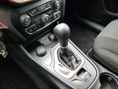 Used 2017 Jeep Cherokee Latitude image 17