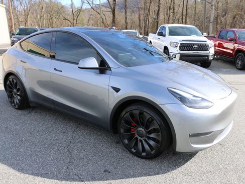 Used 2024 Tesla Model Y Performance image 10