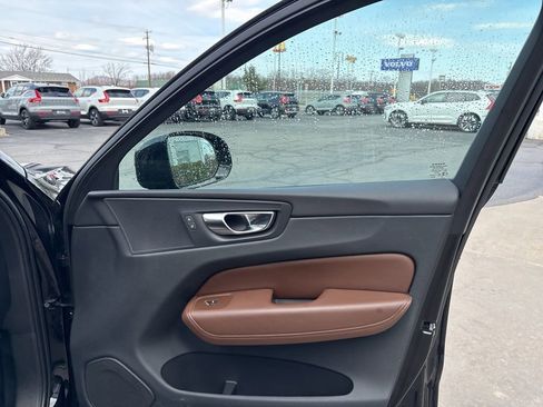 Used 2023 Volvo XC60 B5 Plus image 30