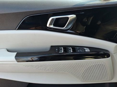 Used 2024 Kia Carnival EX image 12