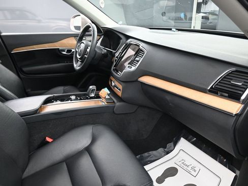 Used 2023 Volvo XC90 B6 Plus image 37