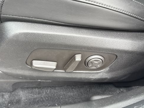 Used 2025 Kia Carnival FWD image 14