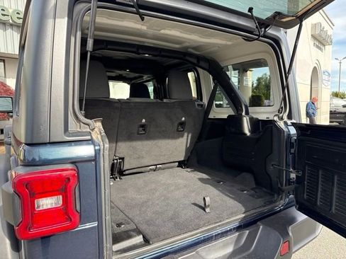 Used 2025 Jeep Wrangler Unlimited Rubicon AWD/4WD image 13