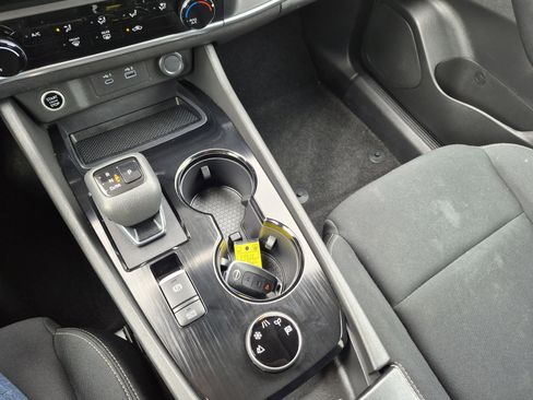 Used 2023 Nissan Rogue S image 25