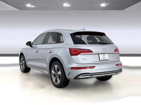 Used 2023 Audi Q5 Premium w/ Convenience Package image 3