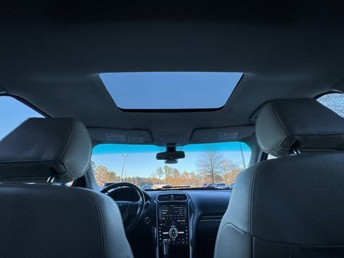 Used 2017 Ford Explorer Platinum image 23