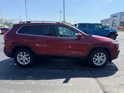 Used 2017 Jeep Cherokee Latitude w/ Cold Weather Group AWD/4WD image 8