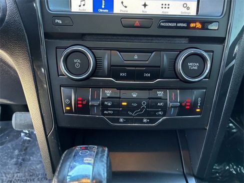 Used 2017 Ford Explorer XLT image 27