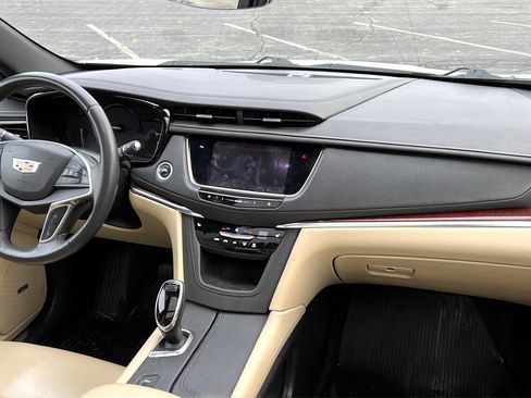 Used 2017 Cadillac XT5 Luxury w/ Driver Awareness Package image 11