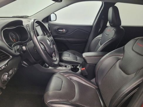 Used 2019 Jeep Cherokee Trailhawk AWD/4WD image 17
