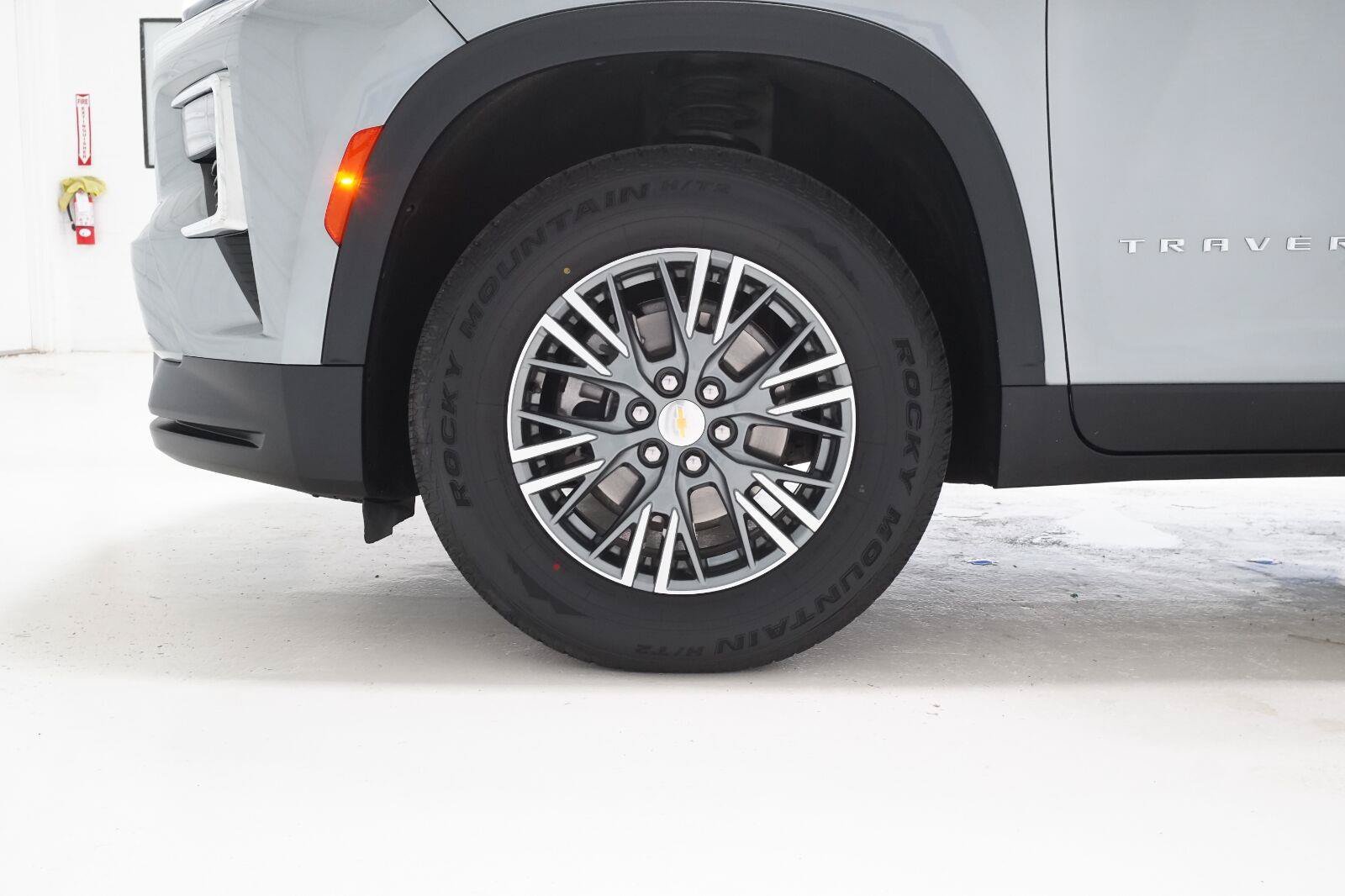 Used 2025 Chevrolet Traverse LT FWD image 32