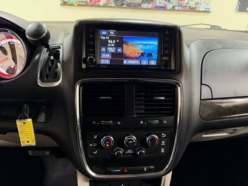 Used 2019 Dodge Grand Caravan SE w/ Rear Park Assist Package FWD image 44