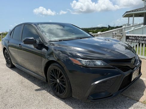 Used 2021 Toyota Camry SE FWD image 3