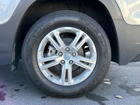 Used 2023 GMC Terrain SLE w/ Driver Convenience Package image 5