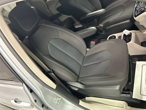 Used 2023 Chrysler Voyager LX image 26
