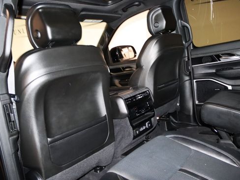 Used 2023 Jeep Wagoneer L Series II w/ Premium Group I AWD/4WD image 55