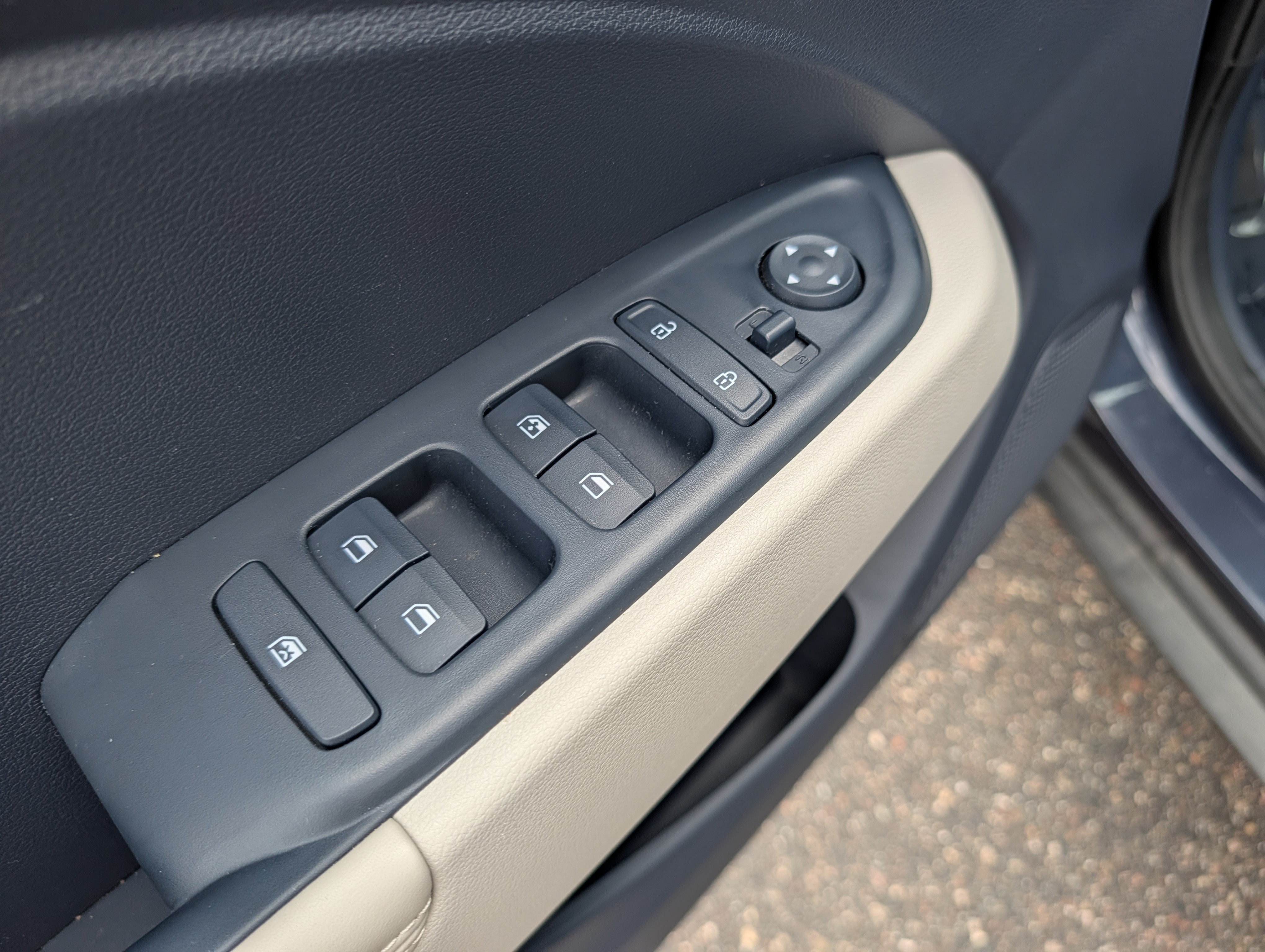 Used 2025 Hyundai Venue Limited FWD image 13
