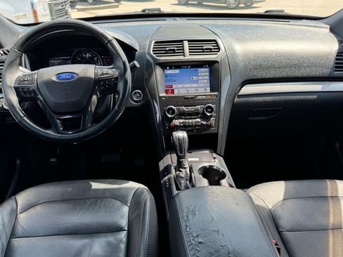 Used 2018 Ford Explorer XLT w/ Equipment Group 202A FWD image 12