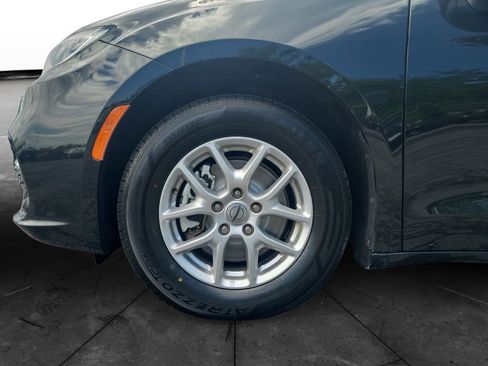 Used 2023 Chrysler Pacifica Touring-L FWD image 14