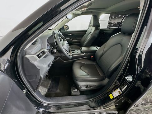 Used 2025 Toyota Highlander XLE FWD image 13