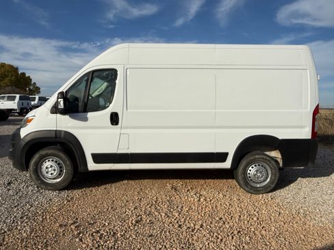 Used 2024 RAM ProMaster 2500 w/ Convenience Group image 2