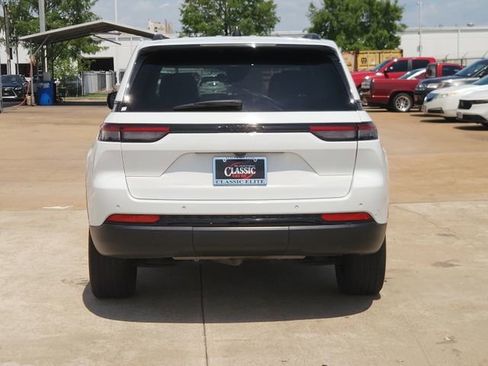 Used 2023 Jeep Grand Cherokee Altitude RWD image 6