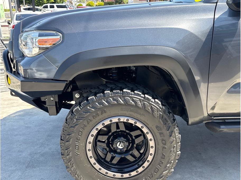 Used 2017 Toyota Tacoma TRD Off-Road w/ Tow Package AWD/4WD image 41