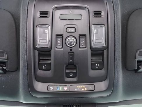 Used 2023 Chevrolet Suburban Premier w/ Advanced Technology Package AWD/4WD image 18