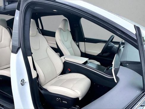 Used 2023 Tesla Model X Plaid image 7