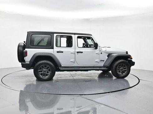 Used 2024 Jeep Wrangler Unlimited Rubicon AWD/4WD image 2