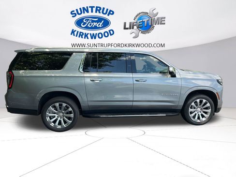 Used 2025 Chevrolet Suburban Premier RWD image 8