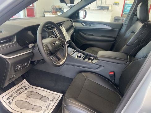 New 2025 Jeep Grand Cherokee 4WD image 8