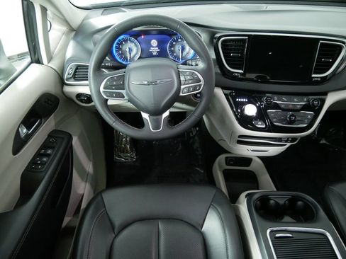 Used 2023 Chrysler Pacifica Touring-L FWD image 20