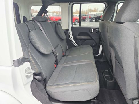 Used 2025 Jeep Wrangler Sahara image 16