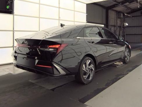 Certified 2025 Hyundai Elantra SEL FWD image 5