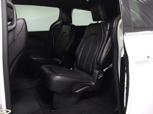 Certified 2025 Chrysler Pacifica Select FWD image 13