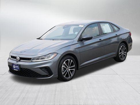 Used 2025 Volkswagen Jetta Sport FWD image 3