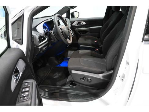 New 2024 Chrysler Pacifica Touring FWD image 13