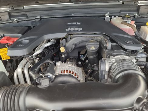 Certified 2021 Jeep Gladiator Sport AWD/4WD image 17