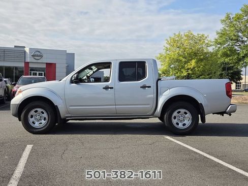 Used 2018 Nissan Frontier SV RWD image 2